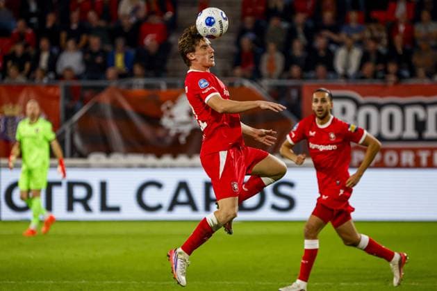 ENSCHEDE - Daan Rots of FC Twente heads the ball during the UEFA Conference League match between FC Twente and Qarabag FK at De Grolsch Veste stadium on August 20, 2026 in Enschede, the Netherlands. WART BRINKERHOF ANP xVIxANPxSportx xMarcelxterxBalsxIVx 565904084 originalFilename: 565904084.jpg