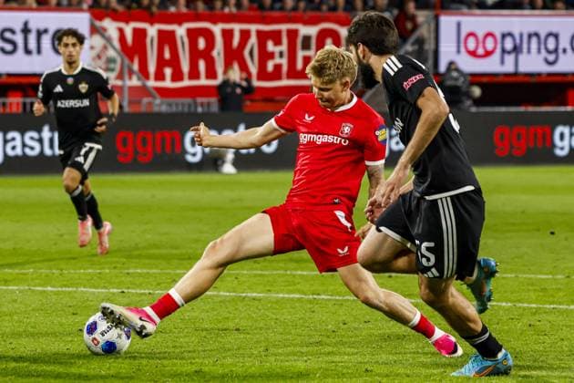 ENSCHEDE - Kristian Hlynsson of FC Twente passes the ball during the UEFA Conference League match between FC Twente and Qarabag FK at De Grolsch Veste stadium on August 20, 2026 in Enschede, Netherlands. WART BRINKERHOF ANP xVIxANPxSportx xMarcelxterxBalsxIVx 565904101 originalFilename: 565904101.jpg