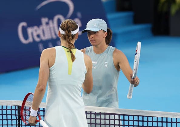August 20, 2026, Mason, Ohio, USA: IGA SWIATEK of Poland and ELENA RYBAKINA of Kazakhstan after the match in quarterfinals of tennis tournament WTA, Tennis Damen 1000 Cincinnati Open in Mason, USA. Rybakina retired Mason USA - ZUMAc278 20260820_zsp_c278_048 Copyright: xMarcinxCholewinskix