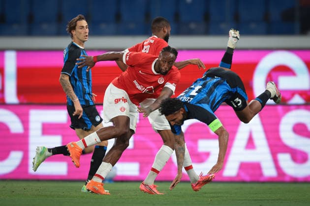 Atalanta v Hapoel Tev Aviv FC - UEFA Conference League - Gewiss Stadium Bergamo, Italy, 20th August 2026. Lorenzo Bernasconi of Atalanta looks on as Fernand Mayembo of Hapoel Tel-Aviv FC clashes with Ederson of Atalanta during the Atalanta vs Hapoel Tev Aviv FC UEFA Conference League Play off 1st Leg match at Stadio di Bergamo, Bergamo. Picture credit should read: Jonathan Moscrop Bergamo Stadio di Bergamo