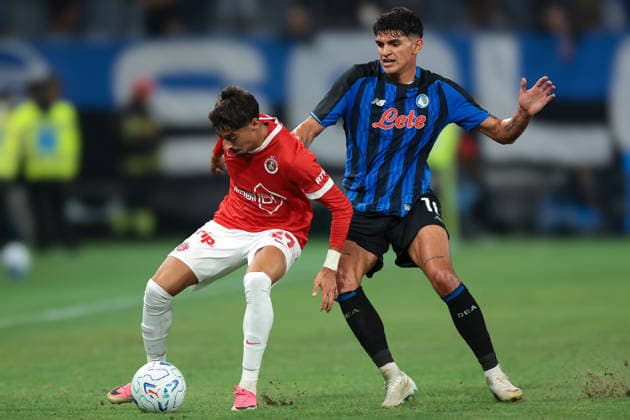 Atalanta v Hapoel Tev Aviv FC - UEFA Conference League - Gewiss Stadium Bergamo, Italy, 20th August 2026. Raoul Bellanova of Atalanta challenges Mor Buskila of Hapoel Tel-Aviv FC during the Atalanta vs Hapoel Tev Aviv FC UEFA Conference League Play off 1st Leg match at Stadio di Bergamo, Bergamo. Picture credit should read: Jonathan Moscrop Bergamo Stadio di Bergamo