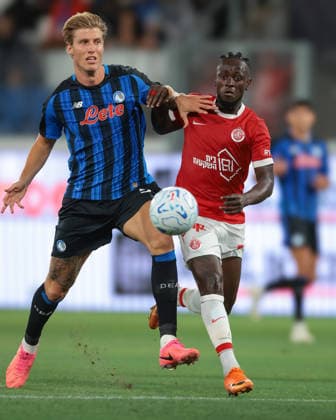 Atalanta v Hapoel Tev Aviv FC - UEFA Conference League - Gewiss Stadium Bergamo, Italy, 20th August 2026. Thomas Kristensen of Atalanta battles for possession with Emmanuel Boateng of Hapoel Tel-Aviv FC during the Atalanta vs Hapoel Tev Aviv FC UEFA Conference League Play off 1st Leg match at Stadio di Bergamo, Bergamo. Picture credit should read: Jonathan Moscrop Bergamo Stadio di Bergamo