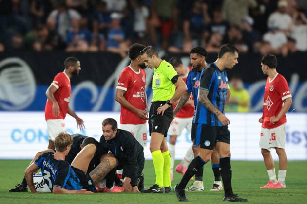 Atalanta v Hapoel Tev Aviv FC - UEFA Conference League - Gewiss Stadium Bergamo, Italy, 20th August 2026. Ederson of Atalanta and Falcao of Hapoel Tel-Aviv FC look on as Thomas Kristensen of Atalanta receives treatment after landing heavily following an aerial challenge during the Atalanta vs Hapoel Tev Aviv FC UEFA Conference League Play off 1st Leg match at Stadio di Bergamo, Bergamo. Picture credit should read: Jonathan Moscrop Bergamo Stadio di Bergamo