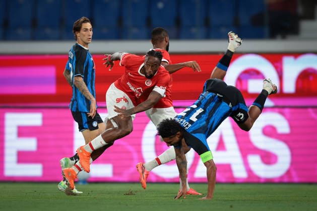 Atalanta v Hapoel Tev Aviv FC - UEFA Conference League - Gewiss Stadium Bergamo, Italy, 20th August 2026. Lorenzo Bernasconi of Atalanta looks on as Fernand Mayembo of Hapoel Tel-Aviv FC clashes with Ederson of Atalanta during the Atalanta vs Hapoel Tev Aviv FC UEFA Conference League Play off 1st Leg match at Stadio di Bergamo, Bergamo. Picture credit should read: Jonathan Moscrop Bergamo Stadio di Bergamo
