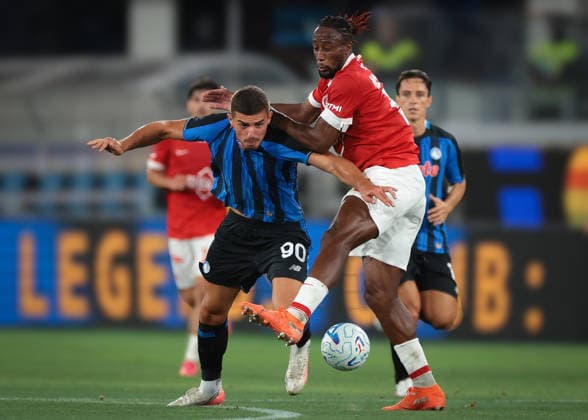 Atalanta v Hapoel Tev Aviv FC - UEFA Conference League - Gewiss Stadium Bergamo, Italy, 20th August 2026. Fernand Mayembo of Hapoel Tel-Aviv FC clashes with Nikola Krstovic of Atalanta during the Atalanta vs Hapoel Tev Aviv FC UEFA Conference League Play off 1st Leg match at Stadio di Bergamo, Bergamo. Picture credit should read: Jonathan Moscrop Bergamo Stadio di Bergamo