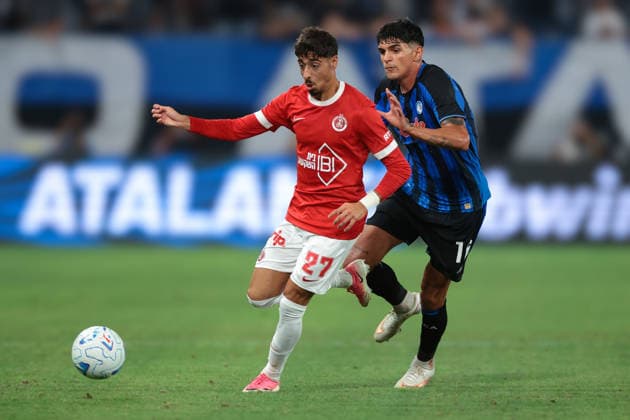 Atalanta v Hapoel Tev Aviv FC - UEFA Conference League - Gewiss Stadium Bergamo, Italy, 20th August 2026. Raoul Bellanova of Atalanta challenges Mor Buskila of Hapoel Tel-Aviv FC during the Atalanta vs Hapoel Tev Aviv FC UEFA Conference League Play off 1st Leg match at Stadio di Bergamo, Bergamo. Picture credit should read: Jonathan Moscrop Bergamo Stadio di Bergamo