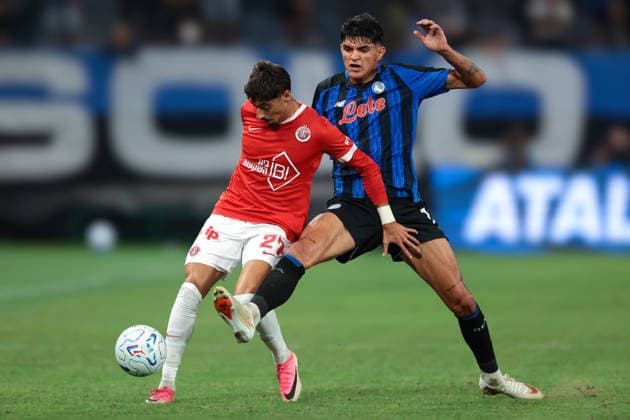 Atalanta v Hapoel Tev Aviv FC - UEFA Conference League - Gewiss Stadium Bergamo, Italy, 20th August 2026. Raoul Bellanova of Atalanta challenges Mor Buskila of Hapoel Tel-Aviv FC during the Atalanta vs Hapoel Tev Aviv FC UEFA Conference League Play off 1st Leg match at Stadio di Bergamo, Bergamo. Picture credit should read: Jonathan Moscrop Bergamo Stadio di Bergamo