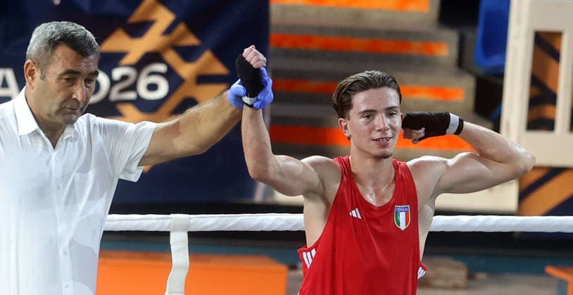 20.08.2026 Loznica(Serbia) European Juniors U19 boxing championship men s -60kg semi fiinal Ion Mihai (L) Romania referee, Daniele Fabi (r) Italy :