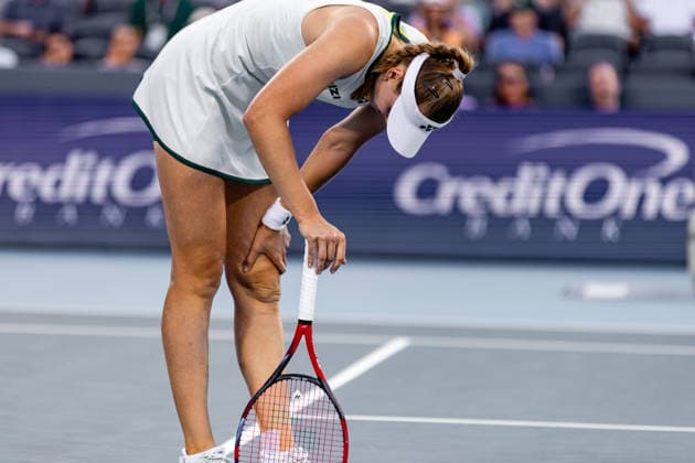 August 20, 2026, Mason, Ohio, U.S: Elena Rybakina (KAZ) bends over after an injury early in ThursdayÃ¢â‚¬â ¢s quarterfinals at the Cincinnati Open at the Lindner Family Tennis Center , Mason, Oh. Tennis 2026 - Cincinnati Open WTA, Tennis Damen  - ZUMAs304 20260820_zaf_s304_209 Copyright: xScottxStuartx