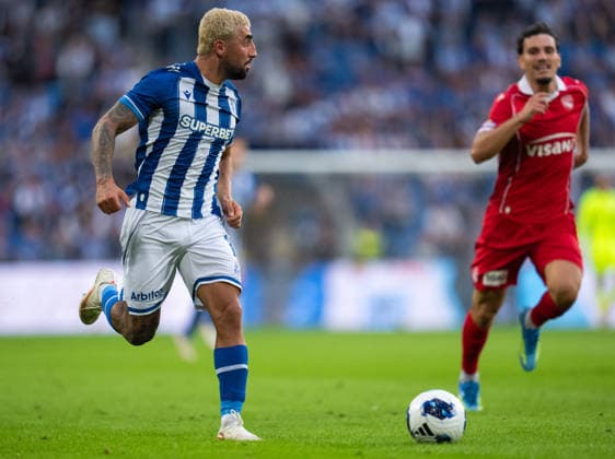 Allahyar Sayyadmanesh of KKS Lech Poznan sprints with the ball during UEFA Europa League - Playoff Round season 26 27 match between teams of KKS Lech Poznan and FC Thun (Ruslan Taran Ball Raw Images) Poznan Enea Stadium Poland Copyright: xRuslanxTaranx _IMG4579