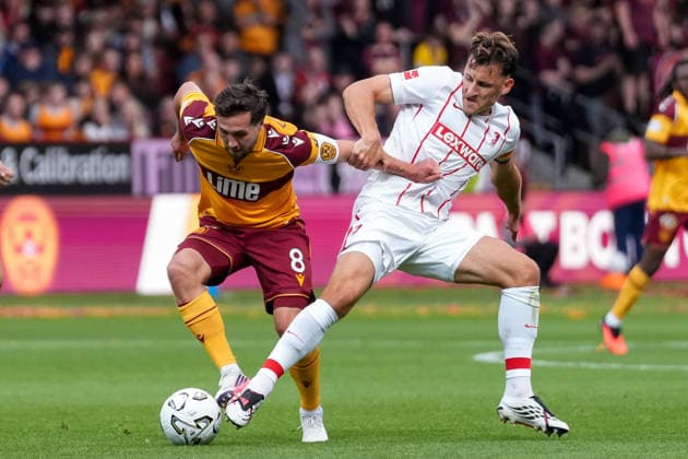 Lukas Fadinger (Motherwell FC, 08) im Zweikampf mit Maximilian Eggestein (SC Freiburg, 08) , Schottland, Fussball, UEFA Conference League, Play-offs, Hinspiel, 2026 2027, Motherwell FC vs. SC Freiburg, 20.08.2026, Fir Park Stadium, Motherwell Motherwell Fir Park Stadium North Lanarkshire Schottland *** Lukas Fadinger (Motherwell FC, 08) in a tackle with Maximilian Eggestein (SC Freiburg, 08), Scotland, soccer, UEFA Conference League, playoffs, first leg, 2026–2027, Motherwell FC vs. SC Freiburg, August 20, 2026, Fir Park Stadium, Motherwell, North Lanarkshire, Scotland Copyright: xArnexAmbergx