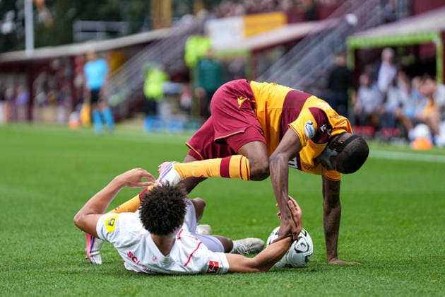 Derry Scherhant (SC Freiburg, 07) im Zweikampf mit Tawanda Maswanhise (Motherwell FC, 18) , Schottland, Fussball, UEFA Conference League, Play-offs, Hinspiel, 2026 2027, Motherwell FC vs. SC Freiburg, 20.08.2026, Fir Park Stadium, Motherwell Motherwell Fir Park Stadium North Lanarkshire Schottland *** Derry Scherhant (SC Freiburg), No. 7, in a tackle with Tawanda Maswanhise (Motherwell FC), No. 18, Scotland, soccer, UEFA Conference League, playoffs, first leg, 2026–2027, Motherwell FC vs. SC Freiburg, August 20, 2026, Fir Park Stadium, Motherwell, Fir Park Stadium, North Lanarkshire, Scotland Copyright: xArnexAmbergx