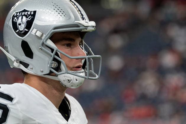 HOUSTON, TX - AUGUST 20: Quarterback Fernando Mendoza 15 of the Las Vegas Raiders runs onto the field before the NFL, American Football Herren, USA preseason game between the Houston Texans and the Las Vegas Raiders on August 20, 2026, at Reliant Stadium in Houston, TX. (Photo by David Buono Icon Sportswire) NFL: AUG 20 Raiders at Texans EDITORIAL USE ONLY Icon260820002