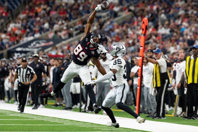 HOUSTON, TX - AUGUST 20: Wide receiver Jared Wayne 89 of the Houston Texans cannot pull in a pass as he is defended by cornerback Hezekiah Masses 35 of the Las Vegas Raiders during the NFL, American Football Herren, USA preseason game between the Houston Texans and the Las Vegas Raiders on August 20, 2026, at Reliant Stadium in Houston, TX. (Photo by David Buono Icon Sportswire) NFL: AUG 20 Raiders at Texans EDITORIAL USE ONLY Icon260820016