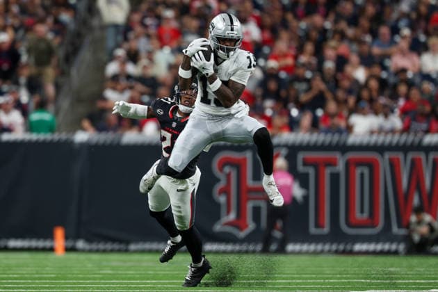 HOUSTON, TX - AUGUST 20: Wide receiver Malik Benson 19 of the Las Vegas Raiders makes a reception in front of safety Kaevon Merriweather 21 of the Houston Texans during the NFL, American Football Herren, USA preseason game between the Houston Texans and the Las Vegas Raiders on August 20, 2026, at Reliant Stadium in Houston, TX. (Photo by David Buono Icon Sportswire) NFL: AUG 20 Raiders at Texans EDITORIAL USE ONLY Icon260820028