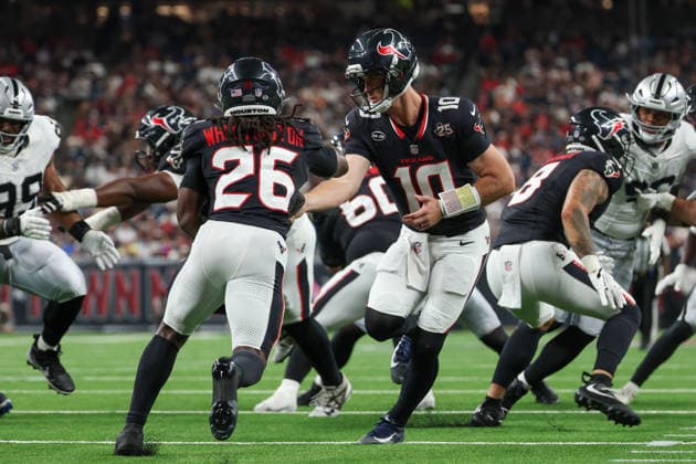 HOUSTON, TX - AUGUST 20: Quarterback Davis Mills 10 of the Houston Texans hands the ball off to running back Noah Whittington 26 of the Houston Texans during the NFL, American Football Herren, USA preseason game between the Houston Texans and the Las Vegas Raiders on August 20, 2026, at Reliant Stadium in Houston, TX. (Photo by David Buono Icon Sportswire) NFL: AUG 20 Raiders at Texans EDITORIAL USE ONLY Icon260820030