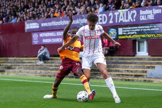 Derry Scherhant (SC Freiburg, 07) im Zweikampf mit Tawanda Maswanhise (Motherwell FC, 18) , Schottland, Fussball, UEFA Conference League, Play-offs, Hinspiel, 2026 2027, Motherwell FC vs. SC Freiburg, 20.08.2026, Fir Park Stadium, Motherwell Motherwell Fir Park Stadium North Lanarkshire Schottland *** Derry Scherhant (SC Freiburg), No. 7, in a tackle with Tawanda Maswanhise (Motherwell FC), No. 18, Scotland, Soccer, UEFA Conference League, Playoffs, First Leg, 2026–2027, Motherwell FC vs. SC Freiburg, August 20, 2026, Fir Park Stadium, Motherwell, North Lanarkshire, Scotland Copyright: xArnexAmbergx