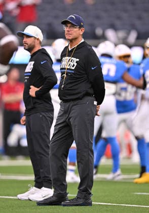 INGLEWOOD, CA - AUGUST 20: Los Angeles Chargers head coach Jim Harbaugh watches prior to the game between the Los Angeles Chargers and the San Francisco 49ers on August 20, 2026 at SoFi Stadium in Inglewood. (Photo by David Dennis Icon Sportswire) NFL, American Football Herren, USA AUG 20 49ers at Chargers EDITORIAL USE ONLY Icon26082010