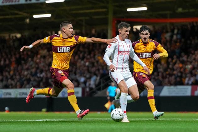 Yannik Engelhardt (SC Freiburg, 16) wird gehalten und bekommt einen Elfmeter , Schottland, Fussball, UEFA Conference League, Play-offs, Hinspiel, 2026 2027, Motherwell FC vs. SC Freiburg, 20.08.2026, Fir Park Stadium, Motherwell Motherwell Fir Park Stadium North Lanarkshire Schottland *** Yannik Engelhardt of SC Freiburg, 16, is fouled and awarded a penalty kick; Scotland, soccer, UEFA Conference League, playoffs, first leg, 2026–2027, Motherwell FC vs. SC Freiburg, August 20, 2026, Fir Park Stadium, Motherwell, North Lanarkshire, Scotland Copyright: xArnexAmbergx