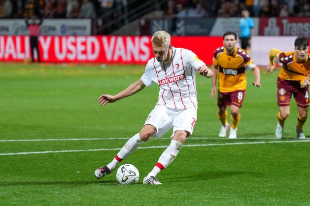 Matthias Ginter (SC Freiburg, 28) trifft per Elfmeter , Schottland, Fussball, UEFA Conference League, Play-offs, Hinspiel, 2026 2027, Motherwell FC vs. SC Freiburg, 20.08.2026, Fir Park Stadium, Motherwell Motherwell Fir Park Stadium North Lanarkshire Schottland *** Matthias Ginter of SC Freiburg, 28, scores on a penalty kick; Scotland; soccer; UEFA Conference League; playoffs; first leg; 2026–2027; Motherwell FC vs. SC Freiburg; August 20, 2026; Fir Park Stadium, Motherwell, North Lanarkshire, Scotland Copyright: xArnexAmbergx