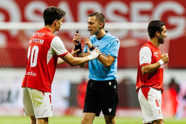 BRAGA, PORTUGAL - AUGUST 20: Referee Ishmael Barbara talks with player during the UEFA Conference League 2026 27 Qualifying Round Final First Leg match between SC Braga and FK Austria Wien at Estadio Municipal de Braga on August 20, 2026 in Braga, Portugal. (Photo by Diego Maranhao Eurasia Images) Braga Estadio Municipal de Braga Portugal *** BRAGA, PORTUGAL, AUGUST 20—Referee Ishmael Barbara speaks with a player during the first leg of the UEFA Conference League 2026–27 Qualifying Round Final between SC Braga and FK Austria Wien at Estadio Municipal de Braga on August 20, 2026 in Braga, Portugal. Photo by Diego Maranhao, Eurasia Sport Images. Braga, Estadio Municipal de Braga, Portugal Copyright: x x2026xEurasiaxSportxImagesx jp-en-EuSpIm-DIE_Braga_Austria_20Aug2026_PT060