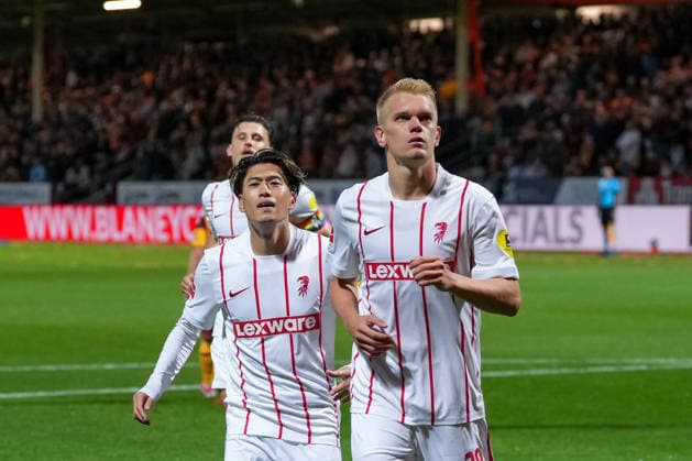 Matthias Ginter (SC Freiburg, 28) trifft per Elfmeter, Torjubel, Emotionen, Torschuss, Abschluss, Torerfolg, Tor, Treffer, Yuito Suzuki (SC Freiburg, 14) , Schottland, Fussball, UEFA Conference League, Play-offs, Hinspiel, 2026 2027, Motherwell FC vs. SC Freiburg, 20.08.2026, Fir Park Stadium, Motherwell Motherwell Fir Park Stadium North Lanarkshire Schottland *** Matthias Ginter, SC Freiburg, 28, scores on a penalty kick; goal celebration; emotions; shot on goal; finish; goal scored; goal; Yuito Suzuki, SC Freiburg, 14, Scotland, soccer, UEFA Conference League, playoffs, first leg, 2026–2027, Motherwell FC vs. SC Freiburg, August 20, 2026, Fir Park Stadium, Motherwell, Motherwell, Fir Park Stadium, North Lanarkshire, Scotland Copyright: xArnexAmbergx