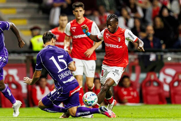 BRAGA, PORTUGAL - AUGUST 20: Mario Dorgeles of SC Braga (R) plays against Aleksandar Dragovic of FK Austria Wien (L) during the UEFA Conference League 2026 27 Qualifying Round Final First Leg match between SC Braga and FK Austria Wien at Estadio Municipal de Braga on August 20, 2026 in Braga, Portugal. (Photo by Diego Maranhao Eurasia Images) Braga Estadio Municipal de Braga Portugal *** BRAGA, PORTUGAL AUGUST 20 Mario Dorgeles of SC Braga (R) plays against Aleksandar Dragovic of FK Austria Wien (L) during the first leg of the UEFA Conference League 2026–27 Qualifying Round Final between SC Braga and FK Austria Wien at Estadio Municipal de Braga on August 20, 2026 in Braga, Portugal. Photo by Diego Maranhao, Eurasia Sport Images. Braga, Estadio Municipal de Braga, Portugal Copyright: x x2026xEurasiaxSportxImagesx jp-en-EuSpIm-DIE_Braga_Austria_20Aug2026_PT077