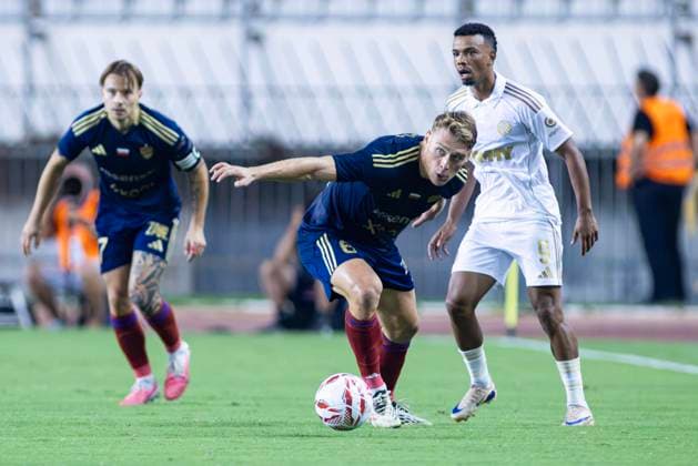 August 20, 2026, Split, Dalmatia, Croatia: Oskar Repka (Rakow Czestochowa ) 6 in action with the ball during the UEFA Conference League 2026 27 Play Off Round First Leg match between HNK Hajduk Split and Rakow Czestochowa at Poljud Stadium. On photo Oskar Repka (Rakow Czestochowa ) 6, Fran Tudor (Rakow Czestochowa ) 7 and Dalisson de Almeida ( HNK HAJDUK Split) 9. Split Croatia - ZUMAp210 20260820_zsp_p210_021 Copyright: xMajaxPrgometx