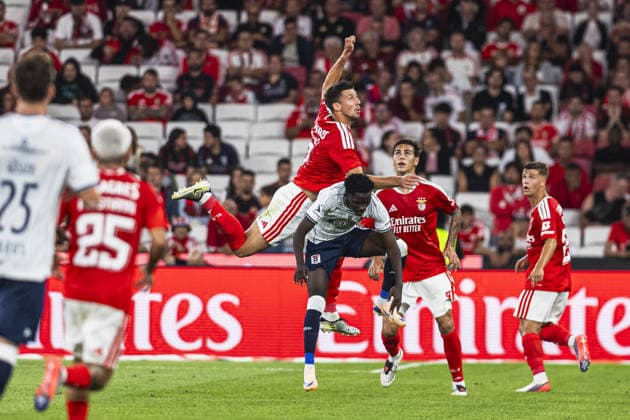 Clément Lenglet of SL Benfica heads the ball during the UEFA Europa League 2026 27 Play-off First Leg match between SL Benfica and AFG Aarhus at Estádio da Luz on August 20th,2026 (Photo by Joao Bravo Sports Press Photo)  Copyright: xJoaoxBravo SportsxPressxPhotox Sportspressphoto_SPR211576