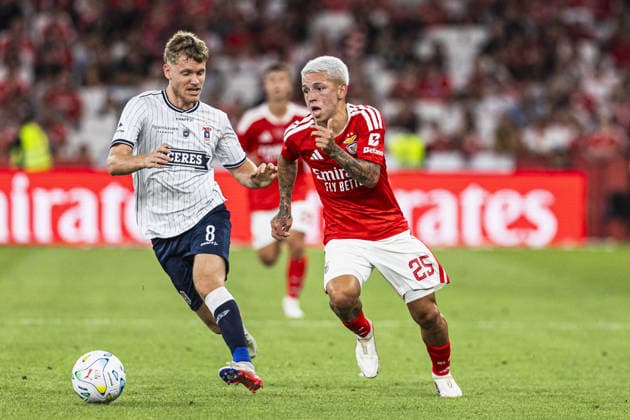 Gianluca Prestianni of SL Benfica and Sebastian Jørgensen of AFG Aarhus fight for possession during the UEFA Europa League 2026 27 Play-off First Leg match between SL Benfica and AFG Aarhus at Estádio da Luz on August 20th,2026 (Photo by Joao Bravo Sports Press Photo)  Copyright: xJoaoxBravo SportsxPressxPhotox Sportspressphoto_SPR211577