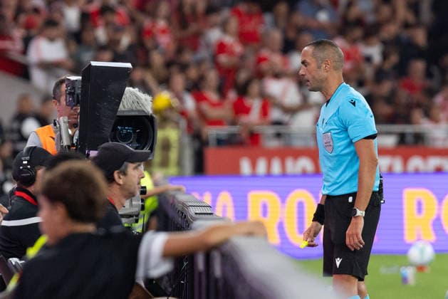 August 20, 2026, Lisbon, Lisbon, Portugal: Referee of the game from Italy MARCO GUIDA in action during the game for the 1st Leg of UEFA Europa League Qualifier Playoff between Benfica and Aarhus at Estadio da Luz Lisbon Portugal - ZUMAs359 20260820_zsp_s359_126 Copyright: xAlexandrexdexSousax