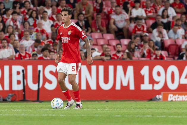 August 20, 2026, Lisbon, Lisbon, Portugal: Benfica midfielder from Argentina ENZO BARRENECHEA (5) in action during the game for the 1st Leg of UEFA Europa League Qualifier Playoff between Benfica and Aarhus at Estadio da Luz Lisbon Portugal - ZUMAs359 20260820_zsp_s359_262 Copyright: xAlexandrexdexSousax
