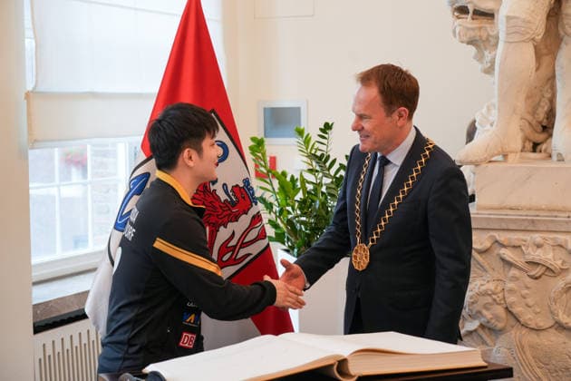 DUSSELDORF, GERMANY - AUGUST 20: Fan Zhendong (left) shakes hands with Stephan Keller, mayor of Dusseldorf, during the welcoming ceremony held by his new club Borussia Dusseldorf on August 20, 2026 in Dusseldorf, Germany. Chinese Table tennis, Tischtennis star Fan Zhendong was officially unveiled by his new club Borussia Dusseldorf at a press conference, PK, Pressekonferenz on Thursday, as the Olympic champion prepares for his second season in the German Table Tennis Bundesliga and another campaign in European competition.  Copyright: xVCGx 111661096487