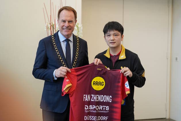DUSSELDORF, GERMANY - AUGUST 20: Fan Zhendong (R) gives his jersey to Stephan Keller, mayor of Dusseldorf, during the welcoming ceremony on August 20, 2026 in Dusseldorf, Germany. Chinese Table tennis, Tischtennis star Fan Zhendong was officially unveiled by his new club Borussia Dusseldorf at a press conference, PK, Pressekonferenz on Thursday, as the Olympic champion prepares for his second season in the German Table Tennis Bundesliga and another campaign in European competition.  Copyright: xVCGx 111661096490