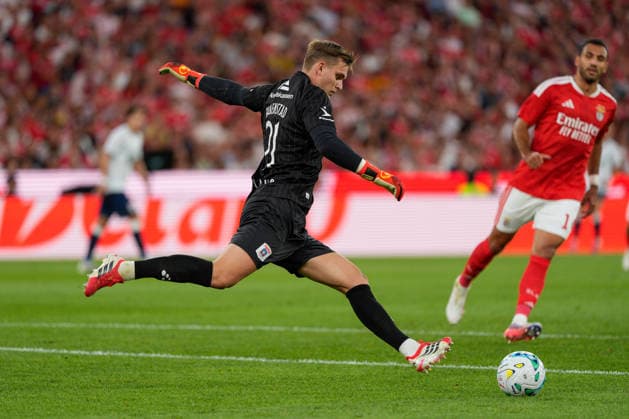 August 20, 2026, Lisbon, Portugal: Mads Christiansen of AGF Aarhus (L) and Vangelis Pavlidis of SL Benfica (R) in action during the UEFA Europa League Play-Offs 1st leg football match between SL Benfica and Aarhus GF at Estadio da Luz. Final score: SL Benfica 3:1 AGF Aarhus Lisbon Portugal - ZUMAs197 20260820_aaa_s197_352 Copyright: xBrunoxdexCarvalhox
