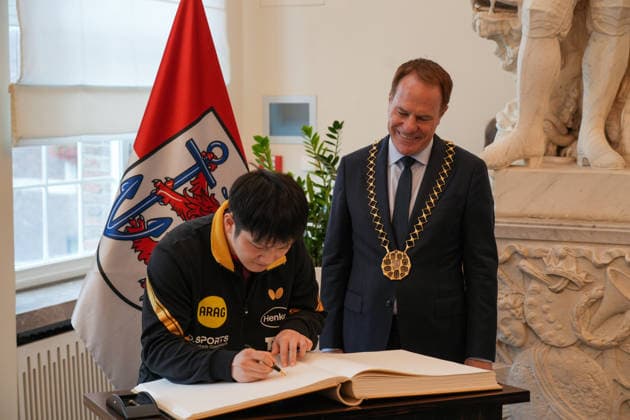 DUSSELDORF, GERMANY - AUGUST 20: Fan Zhendong (left) signs on the Golden Book during the welcoming ceremony held by his new club Borussia Dusseldorf on August 20, 2026 in Dusseldorf, Germany. Chinese Table tennis, Tischtennis star Fan Zhendong was officially unveiled by his new club Borussia Dusseldorf at a press conference, PK, Pressekonferenz on Thursday, as the Olympic champion prepares for his second season in the German Table Tennis Bundesliga and another campaign in European competition.  Copyright: xVCGx 111661096484
