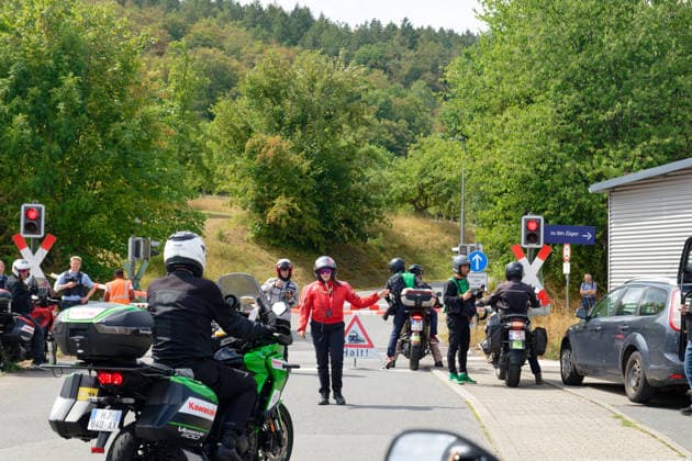 Kurzer Stopp an beschrankten Bahnübergang Eubigheim *** A brief stop at the gated railroad crossing in Eubigheim