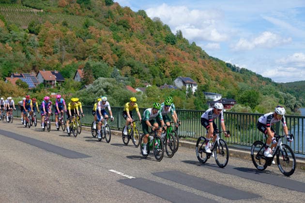 Peloton an der Mainbrücke Wertheim - in Führung van den Wijngaert und Mauss *** Peloton in the lead at the Main Bridge in Wertheim: van den Wijngaert and Mauss