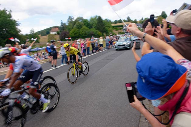 Hohes Interesse der Zuschauer an der Strecke, hier Ian Kings bei der Ortsdurchfahrt *** Spectators showed great interest in the course; here is Ian Kings driving through town