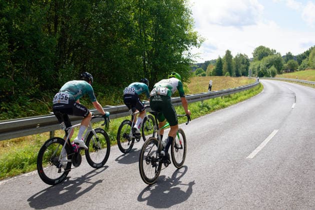 Drei Ausreisser direkt zu Beginn des Rennens: Eilande Larronde (144), Miguel Heidemann (155) und Ole Theiler (156). *** Three breakaway riders right at the start of the race: Eilande Larronde (144), Miguel Heidemann (155), and Ole Theiler (156)