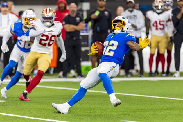 August 20, 2026, Inglewood, California, USA: Los Angeles Chargers Running Back Jaret Patterson (32) runs the ball against San Francisco 49ers during an NFL, American Football Herren, USA football preseason game, in Inglewood, Calif. on Thursday August 20, 2026. NHL, Eishockey Herren, USA 2026: LA Chargers : SF 49ers  - ZUMAc68_ 20260820_zaf_c68_013 Copyright: xRingoxChiux