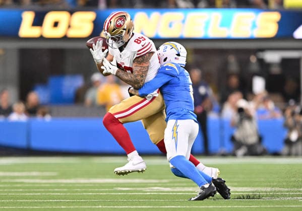 INGLEWOOD, CA - AUGUST 20: San Francisco 49ers tight end Luke Farrell (89) tries to catch a pass while Los Angeles Chargers cornerback Elijah Molden (2) defends during the game between the Los Angeles Chargers and the San Francisco 49ers on August 20, 2026 at SoFi Stadium in Inglewood. (Photo by David Dennis Icon Sportswire) NFL, American Football Herren, USA AUG 20 49ers at Chargers EDITORIAL USE ONLY Icon26082022
