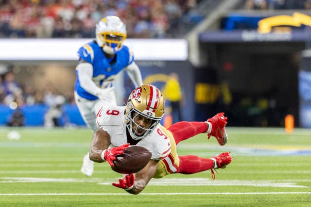 August 20, 2026, Inglewood, California, USA: San Francisco 49ers Quarterback Mac Jones (10) catches the ball against Los Angeles Chargers during an NFL, American Football Herren, USA football preseason game, in Inglewood, Calif. on Thursday August 20, 2026. Inglewood USA - ZUMAc68_ 20260820_zaf_c68_020 Copyright: xRingoxChiux