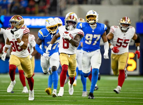 NFL, American Football Herren, USA 2026: 49ers Vs Chargers AUG 20 Aug 20, 2026; San Francisco 49ers wide receiver Jacob Cowing (6) returns a punt for a touchdown during the NFL game between the Los Angeles Chargers and the San Francisco 49ers in Inglewood, California, USA; Mandatory Credit: Charles Baus-Cal Media (Credit Image: Â Charles Baus Cal Sport Media) Inglewood California USA EDITORIAL USE ONLY Copyright: xx ZUMA-20260820_zma_c04_030.jpg CharlesxBausx csmphotothree513147