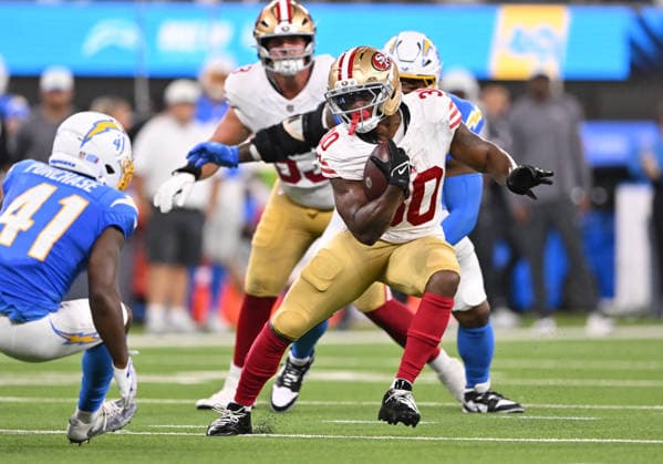 INGLEWOOD, CA - AUGUST 20: San Francisco 49ers running back Zamir White (30) carries the ball for a gain during the game between the Los Angeles Chargers and the San Francisco 49ers on August 20, 2026 at SoFi Stadium in Inglewood. (Photo by David Dennis Icon Sportswire) NFL, American Football Herren, USA AUG 20 49ers at Chargers EDITORIAL USE ONLY Icon26082047