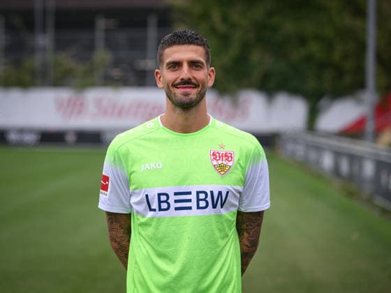 FUSSBALL 1. BUNDESLIGA SAISON 2026 2027 18.08.2026 Portraettermin beim VfB Stuttgart auf dem Trainingsgelaende: Torwart Fabian Bredlow *** SOCCER: BUNDESLIGA 1, 2026–2027 SEASON, August 18, 2026: Photo shoot at VfB Stuttgart’s training facility with goalkeeper Fabian Bredlow