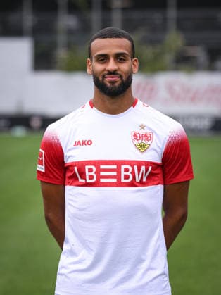 FUSSBALL 1. BUNDESLIGA SAISON 2026 2027 18.08.2026 Portraettermin beim VfB Stuttgart auf dem Trainingsgelaende: Josha Vagnoman *** SOCCER: BUNDESLIGA 1, 2026–2027 SEASON, August 18, 2026: Photo shoot at VfB Stuttgart’s training facility with Josha Vagnoman