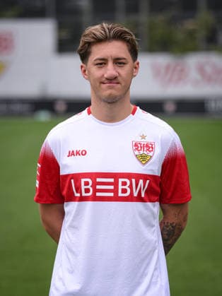 FUSSBALL 1. BUNDESLIGA SAISON 2026 2027 18.08.2026 Portraettermin beim VfB Stuttgart auf dem Trainingsgelaende: Angelo Stiller *** SOCCER: BUNDESLIGA 1, 2026–2027 SEASON, August 18, 2026: Photo shoot at VfB Stuttgart’s training facility with Angelo Stiller