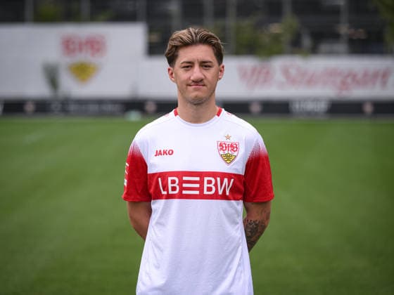 FUSSBALL 1. BUNDESLIGA SAISON 2026 2027 18.08.2026 Portraettermin beim VfB Stuttgart auf dem Trainingsgelaende: Angelo Stiller *** SOCCER: BUNDESLIGA 1, 2026–2027 SEASON, August 18, 2026: Photo shoot at VfB Stuttgart’s training facility with Angelo Stiller
