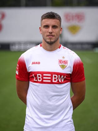 FUSSBALL 1. BUNDESLIGA SAISON 2026 2027 18.08.2026 Portraettermin beim VfB Stuttgart auf dem Trainingsgelaende: Ermedin Demirovic *** SOCCER: BUNDESLIGA 1, 2026–2027 SEASON, August 18, 2026: Photo shoot at VfB Stuttgart’s training facility with Ermedin Demirovic